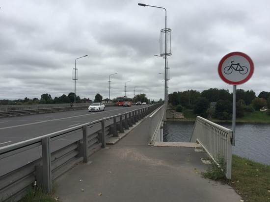 На мосту 50-летия Октября в Пскове теперь запрещено ездить на велосипеде