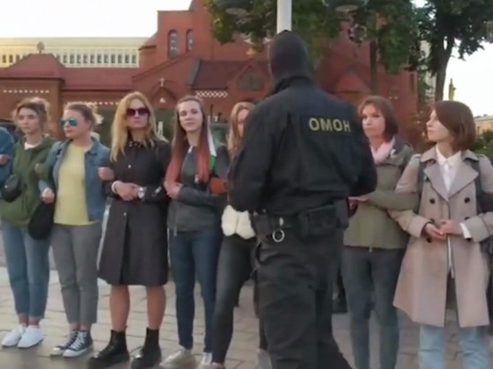 В Минске женщины на митинге "отбили" мужчину у ОМОНа