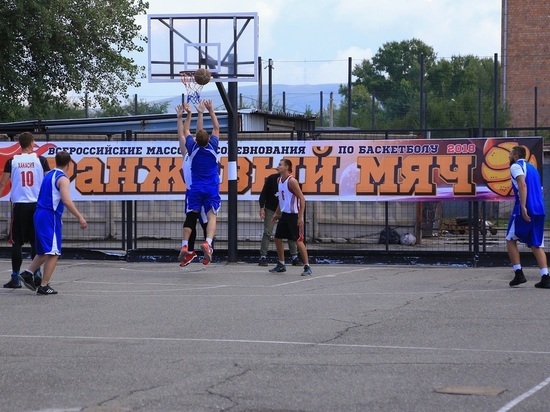 В Абакане проходят соревнования по уличному баскетболу «Оранжевый мяч»