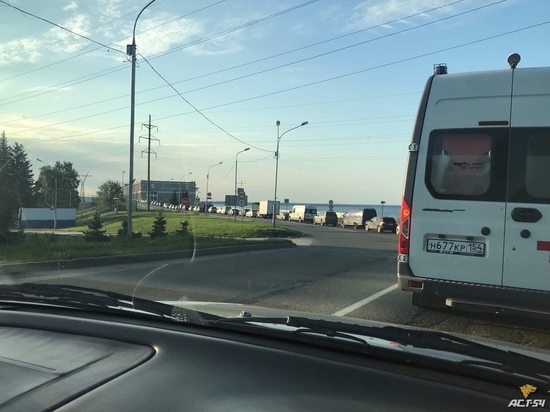 Авария с Solaris и Ford парализовала движение на дамбе ГЭС в Новосибирске