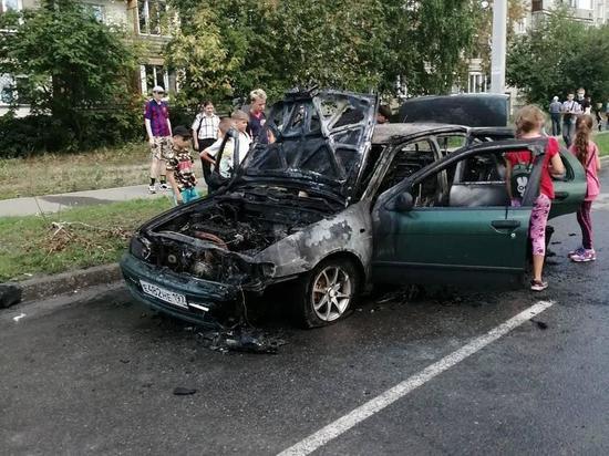Автомобиль сгорел дотла на улице Бийска