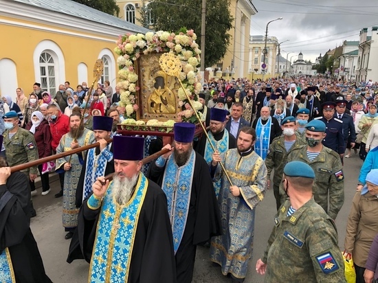 Костроме тысячи верующих прошли крестным ходом в День явления Феодоровской иконы Божией Матери