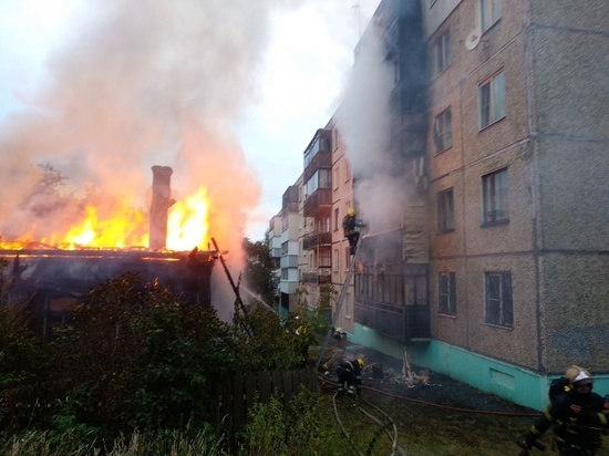 Во Владимире сгорел частный дом, и пострадала от огня многоэтажка рядом