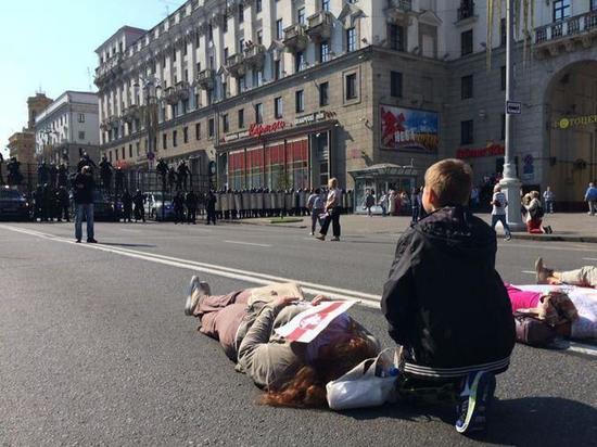 Женщины в Минске легли на асфальт перед техникой