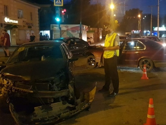 Три человека пострадали в столкновении BMW и Renault в Екатеринбурге