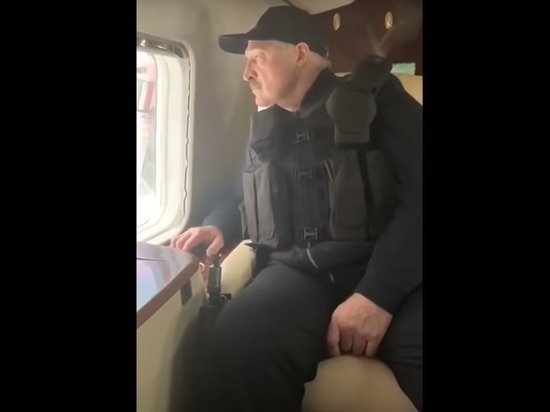 Лукашенко вышел из дворца с автоматом в руках