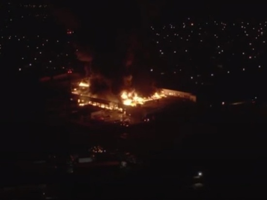 В Сети появилось видео страшного пожара на складе в Новосибирске