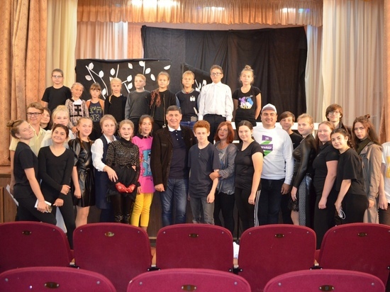 Сергей Пускепалис встретился с юными любителями театра Красное-на-Волге