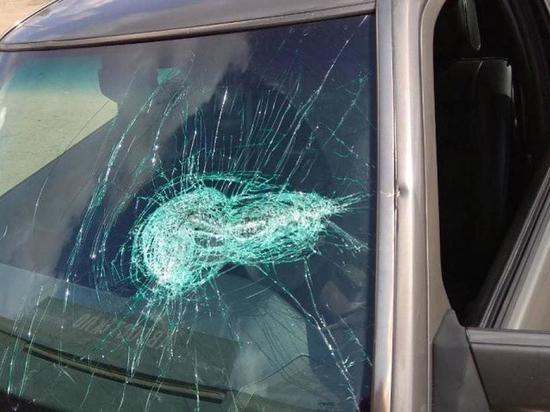 Житель Абакана разбил поленом такси, в которое села его девушка