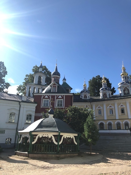 Псково-Печерский монастырь закрывается на неделю для паломников