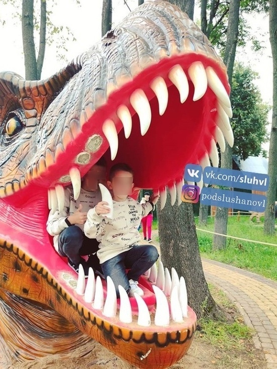 Великолукские дети сфотографировались с отломанным зубом динозавра