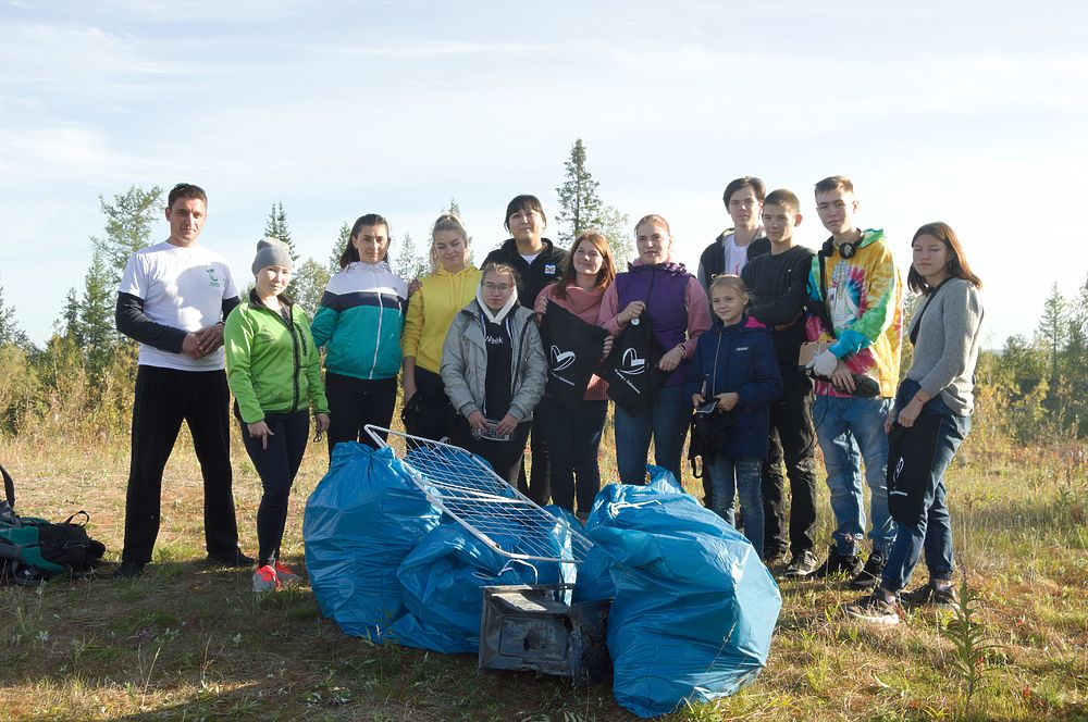 С пользой для здоровья и природы: активная молодежь Лабытнанги собрала 118 кг мусора в лесу