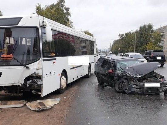 В Кирове двое пострадали в аварии с рейсовым автобусом