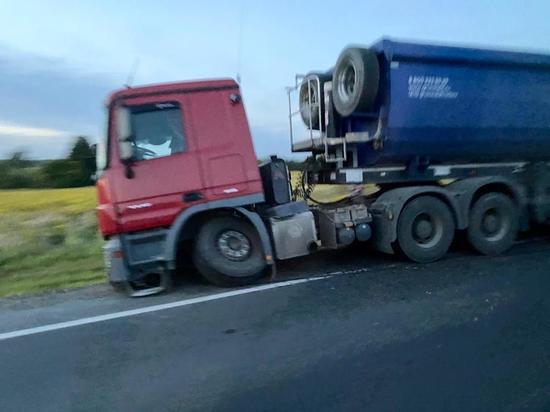 Два столкнувшихся грузовика заблокировали Калужское шоссе в Туле