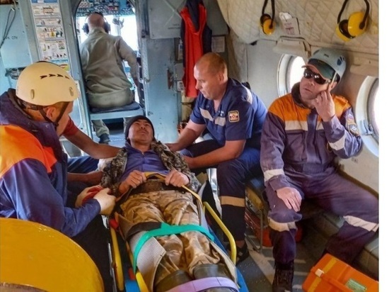 На Алтае травмированного туриста спасали на вертолете