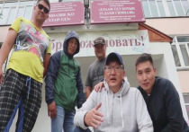 Пять депутатов Улан-Удэнского горсовета поздравили учеников городских школ с Днем знаний в весьма необычном стиле - сняв ролик в стиле рэп