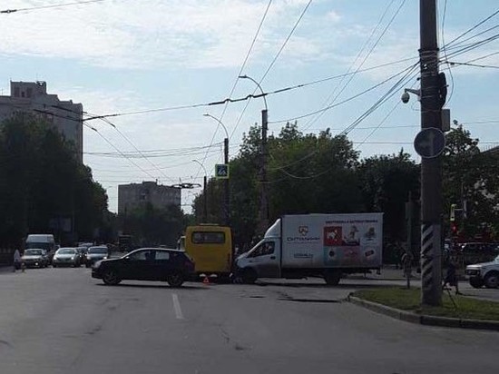 В Иванове, в аварии с участием автобуса, один из водителей повредил позвоночник
