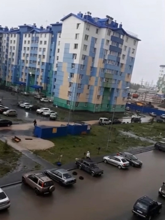В Ноябрьске проливной дождь затопил целый двор