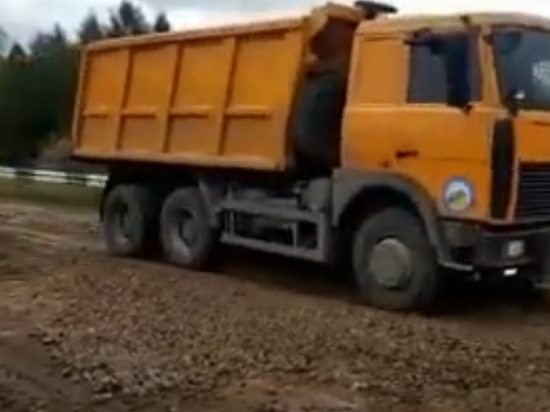 В Ярославской области засыпали огромную дыру на дороге