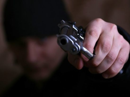 Рецидивист с пистолетом ранил девушку во дворе школы в Могоче