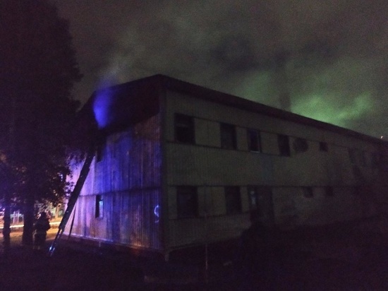 Подожгли жилой дом: в Ноябрьске из пожара спасли 25 человек