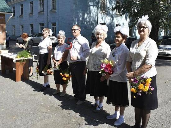 В Хакасии пенсионеров собрали на школьную линейку их детства