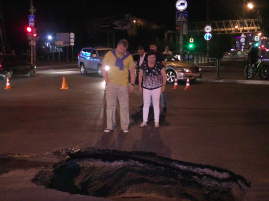 Делом о провалившемся под землю автомобиле на одной из улиц Астрахани займется следственный комитет и прокуратура