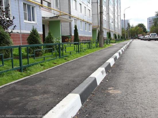 Двор на улице Бирюзова в Рязани заканчивают благоустраивать
