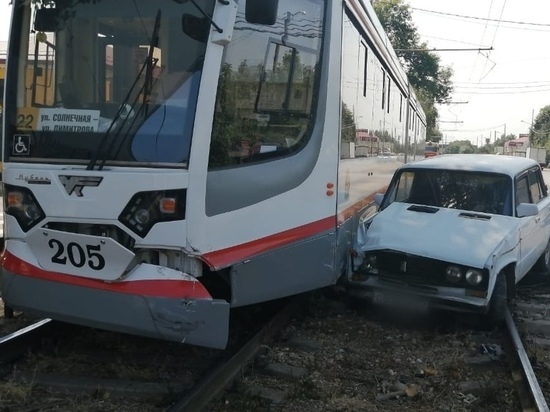 В Краснодаре снова попал в аварию новый трамвай