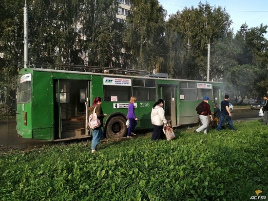 В Новосибирске пассажиры горящего троллейбуса оказались на грани смерти
