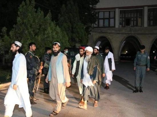 Власти Афганистана освободили половину из оставшихся заключенных талибов   