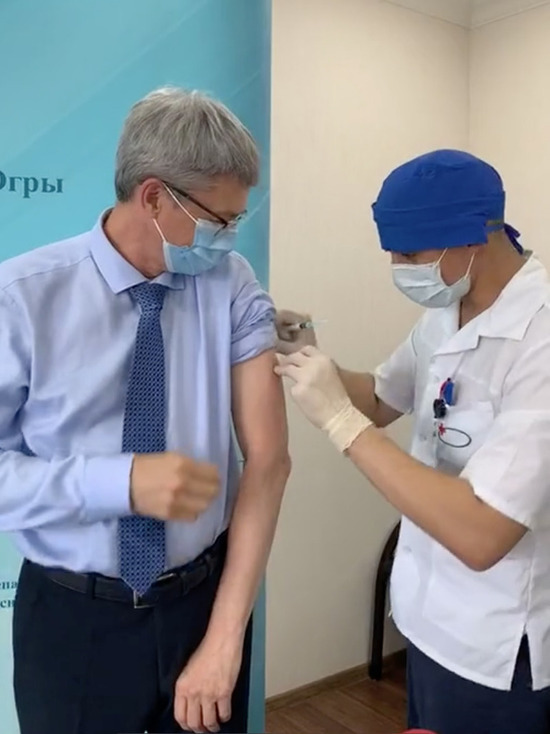 Главе депздрава Югры сделали прививку от гриппа в прямом эфире
