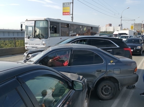 Тройное ДТП в Новосибирске парализовало движение на Октябрьском мосту