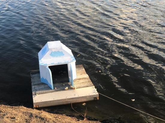 На озере в Салехарде появились плавающие домики для уток