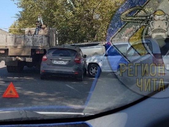 Эвакуатор задним ходом наехал на 4 авто в Чите
