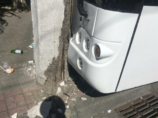 В Волгограде из-за драки двух водителей автобус врезался в столб