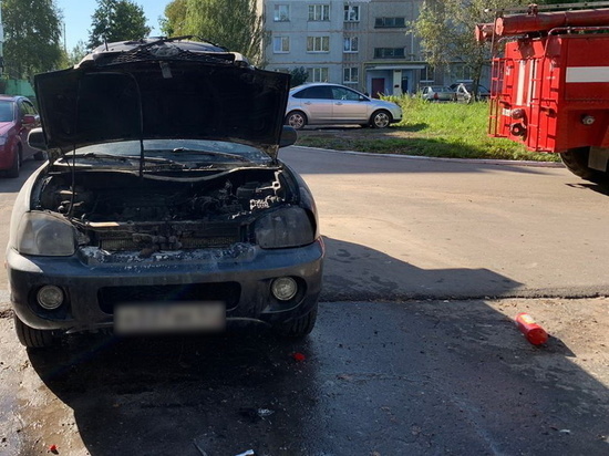 Смоленские пожарные дважды за сутки выезжали тушить горящие автомобили