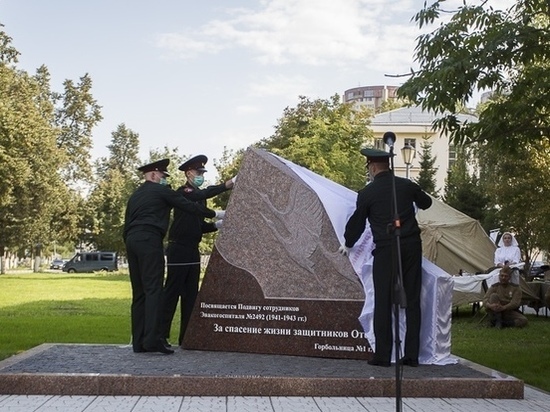 Памятник военным медикам установили в новосибирской горбольнице №1