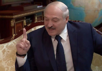 В четверг во время беседы с российским премьером Александр Лукашенко сообщил, что его «радиоэлектронная военная разведка» перехватила разговор двух абонентов Варшавы и Берлина