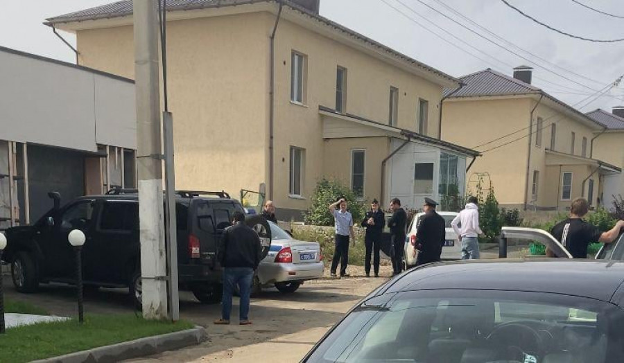 Петербургского журналиста задержали неизвестные при попытке отснять дом врио губернатора Иркутской области