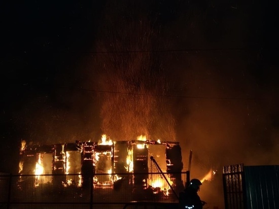 В Астрахани снова загорелись жилые дома