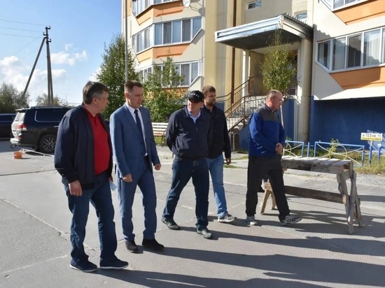 Вице-спикер Заксобрания ЯНАО проверил ход капремонта домов в Губкинском