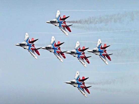 Подготовка ко дню города: в Барнаул прибыла легендарная авиагруппа «Стрижи»