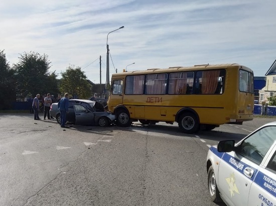 В Чувашии школьный автобус столкнулся с легковушкой, пострадали трое