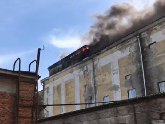 Спасатели продолжают работу на пожаре здания хладокомбината в Калуге
