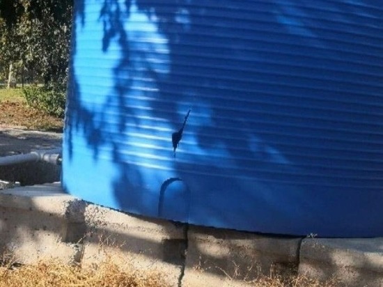 Баки для питьевой воды, установленные в жилых массивах Симферополя, становятся мишенью для вредительских действий.