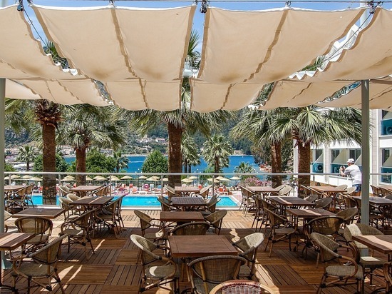 Российских туристов ночью выселили из дорогого турецкого отеля