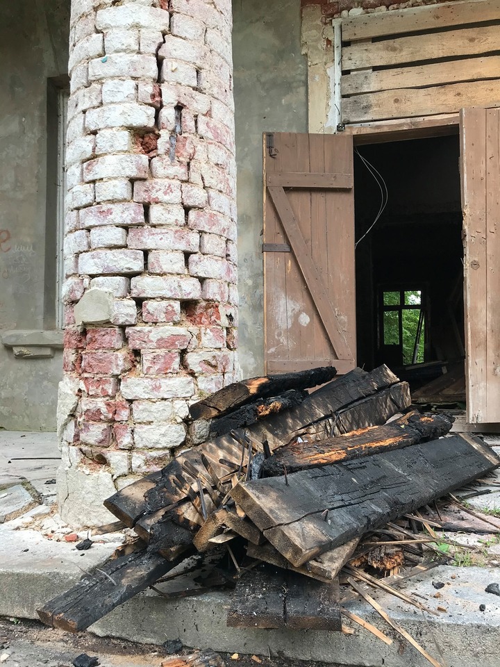 пожар в зеленограде. сгорела заброшенная. карпинского 35 пожар. горелая заброшенный дом. заброшенные здания в пензе.