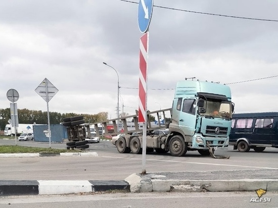 «Резво ехал»: грузовой контейнер упал с фуры на дорогу под Новосибирском