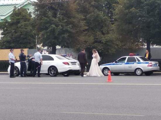 Госавтоинспекторы остановили свадебный кортеж в центре Рязани